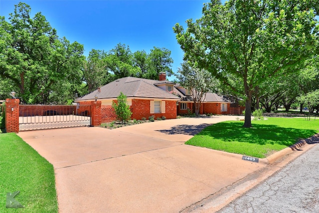 single story home featuring a front lawn