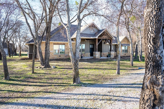 view of front facade with a front yard