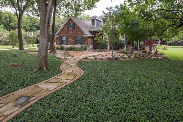 view of front of home featuring a front lawn