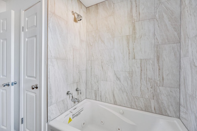 bathroom with tiled shower / bath