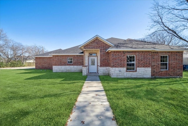 ranch-style home featuring a front lawn