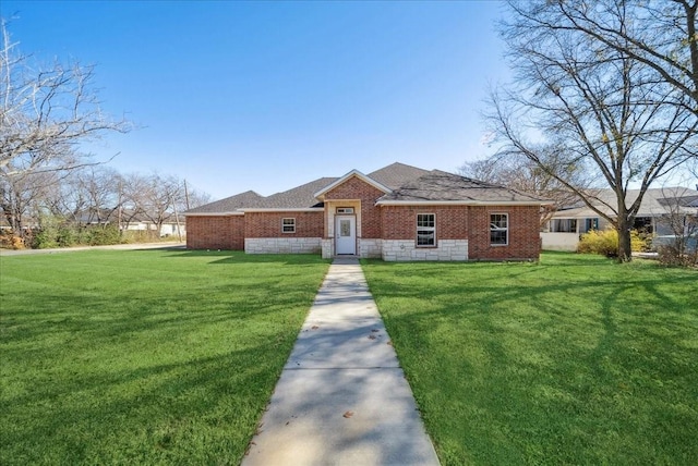 ranch-style home featuring a front lawn