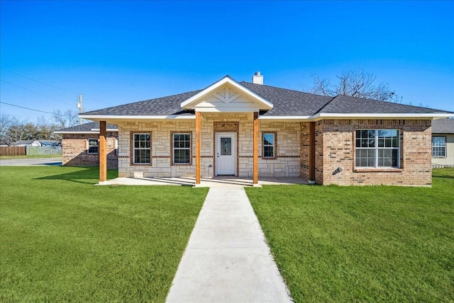 view of front of property featuring covered porch and a front yard