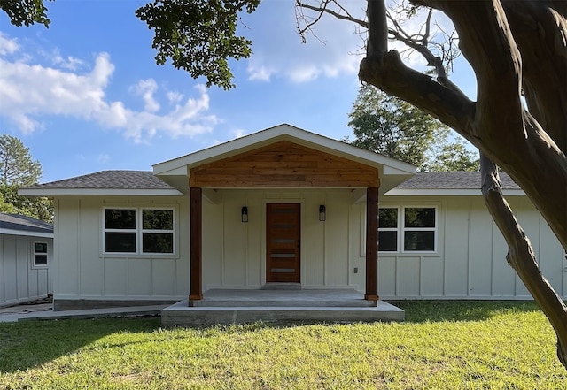 view of front of property with a front lawn