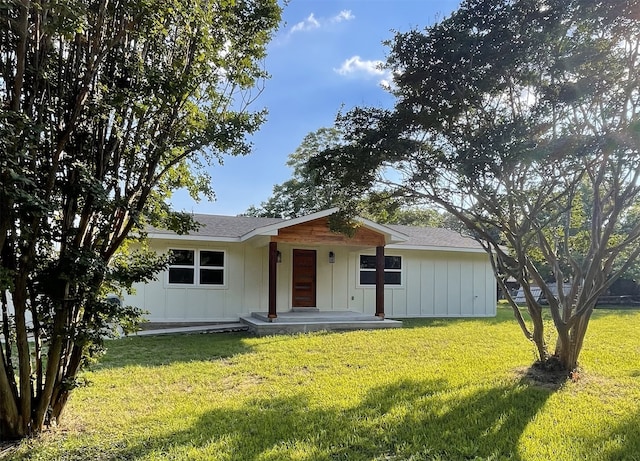 single story home with a front yard