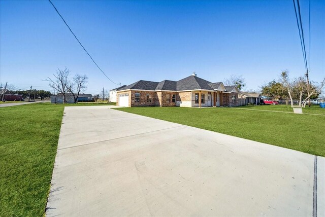 view of front facade featuring a front lawn and a porch