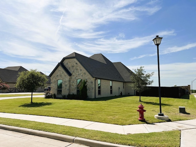 view of front of home featuring a front yard