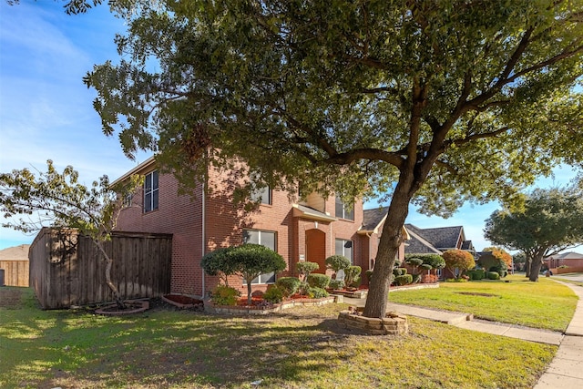 view of front of property featuring a front yard