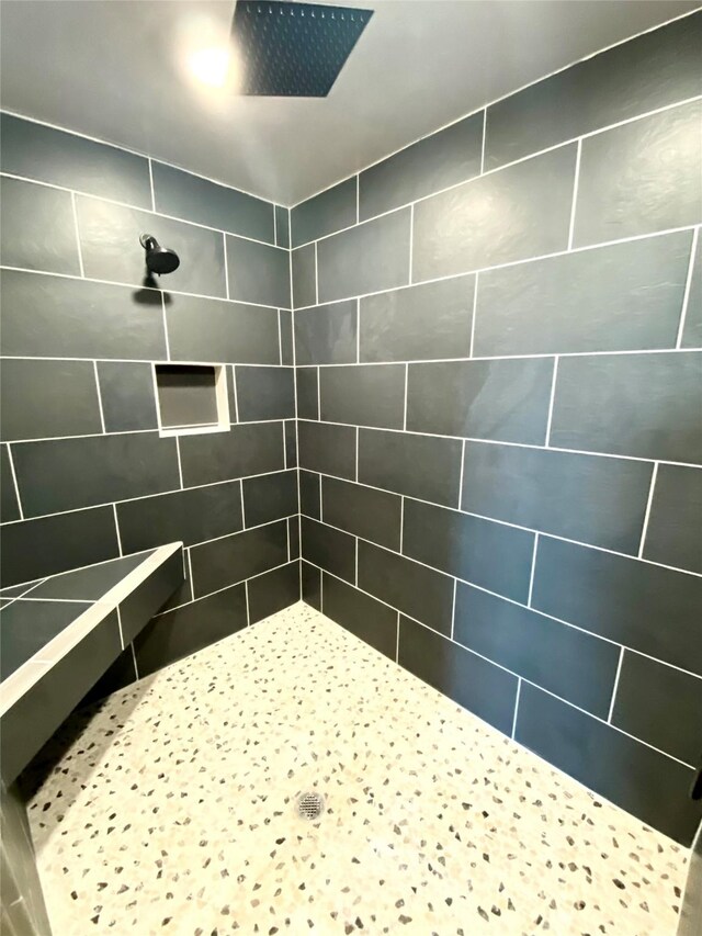 bathroom featuring tiled shower