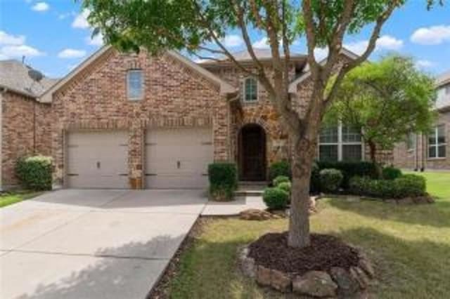 view of front of property with a front yard