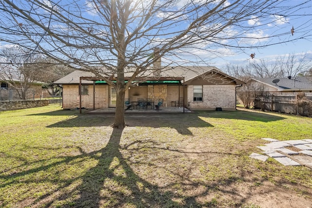 view of yard featuring a patio area