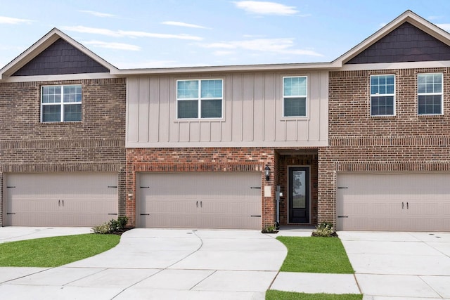 view of front facade with a garage