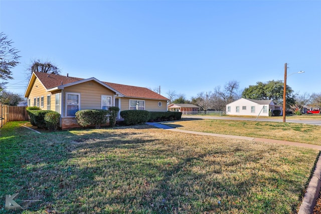 view of front of property featuring a front lawn