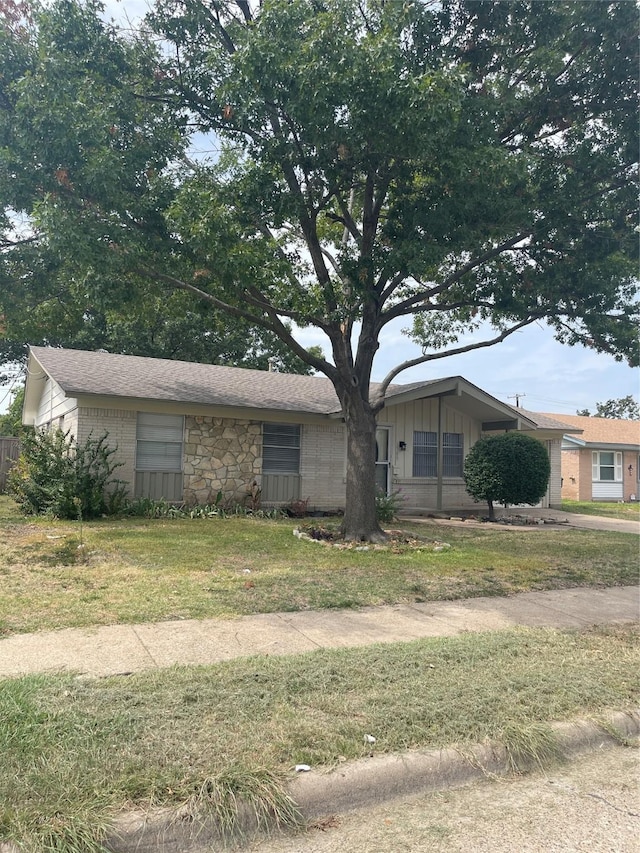 single story home featuring a front yard