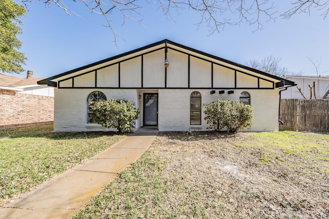 view of front facade featuring a front lawn