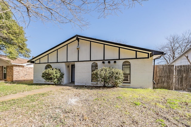 view of front facade featuring a front yard