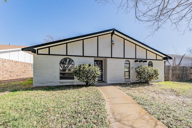 view of front of property featuring a front yard