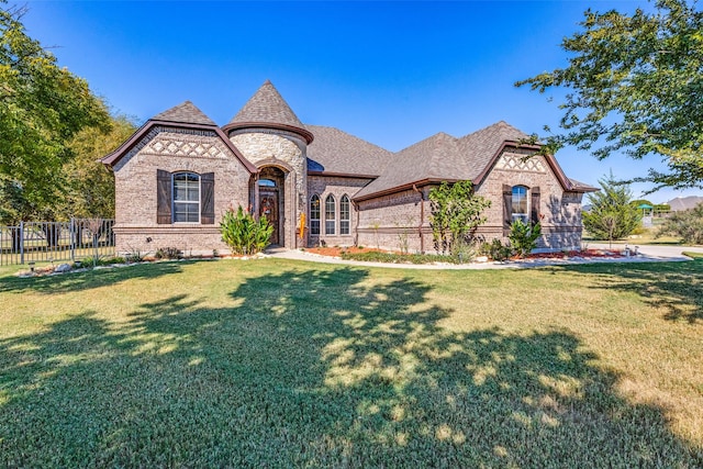 view of front of home featuring a front lawn