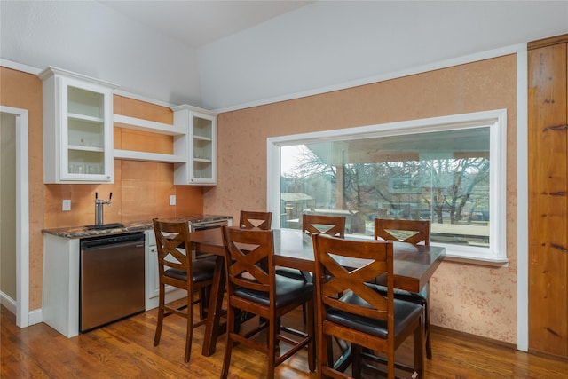 7425 Hickey Rd, Azle, TX 76020 - dining space featuring wood finished floors, wet bar, and baseboards