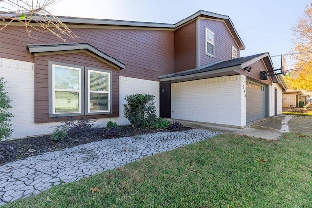 view of front facade featuring a front lawn