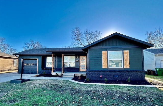 view of front of home featuring a porch, a garage, and a front lawn