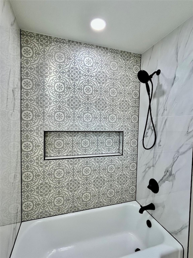 bathroom with tiled shower / bath combo