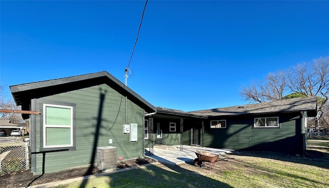 view of side of property featuring a lawn