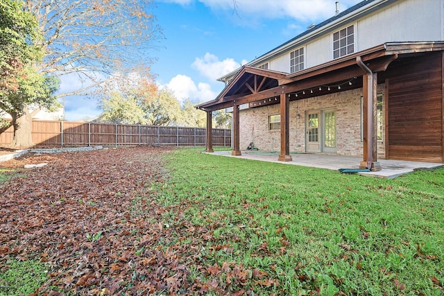 view of yard featuring a patio area