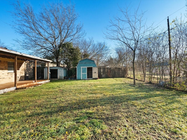 view of yard featuring a shed