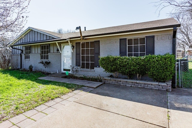 ranch-style house featuring a front lawn