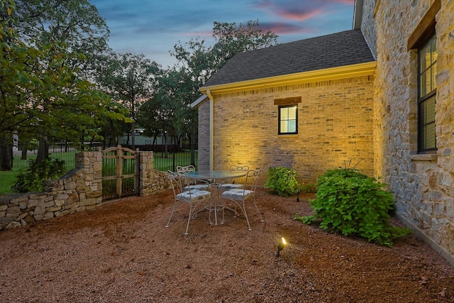 view of yard at dusk