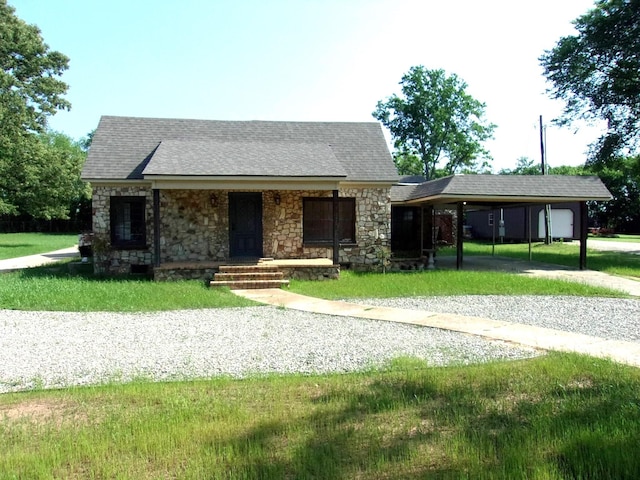 view of front of property featuring a carport and a front yard