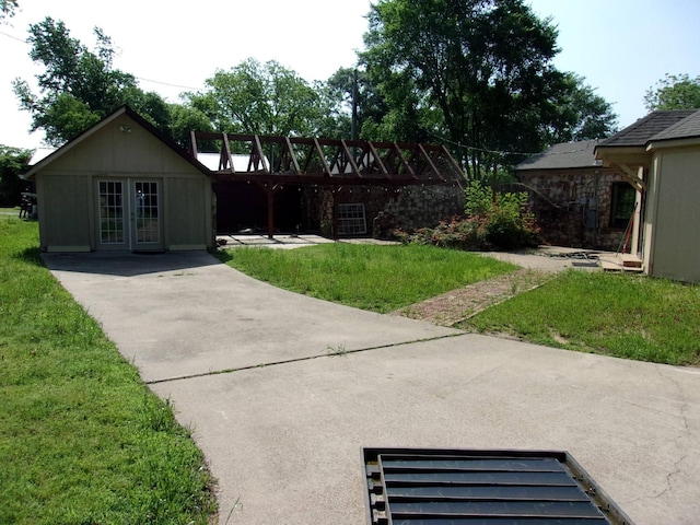 view of yard with an outbuilding