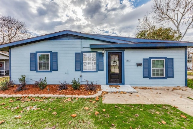 ranch-style house featuring a front lawn