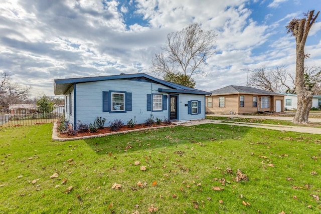 single story home featuring a front lawn