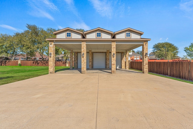 view of front of home featuring a carport and a front lawn