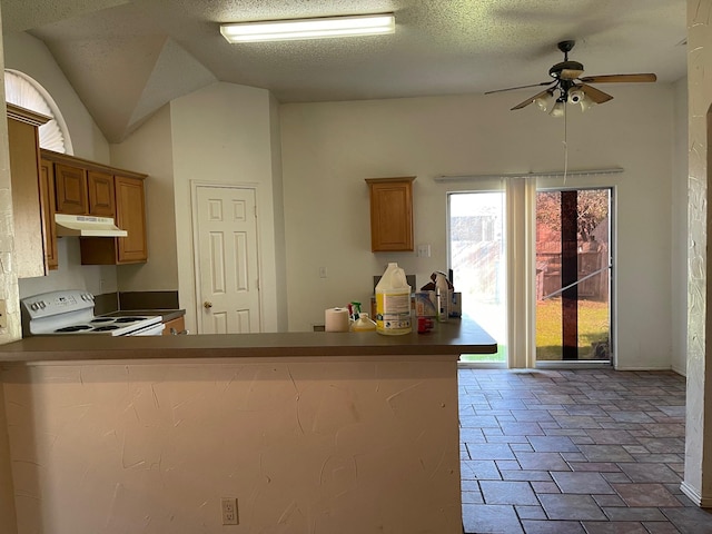 kitchen featuring electric range, ceiling fan, kitchen peninsula, a textured ceiling, and vaulted ceiling