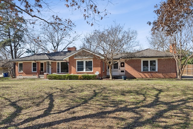 single story home with a front lawn