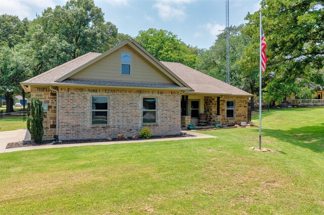 view of front of property featuring a front lawn