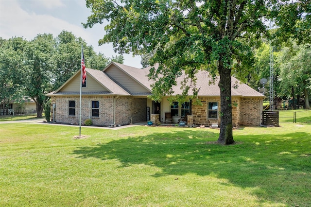 view of front of house featuring a front lawn