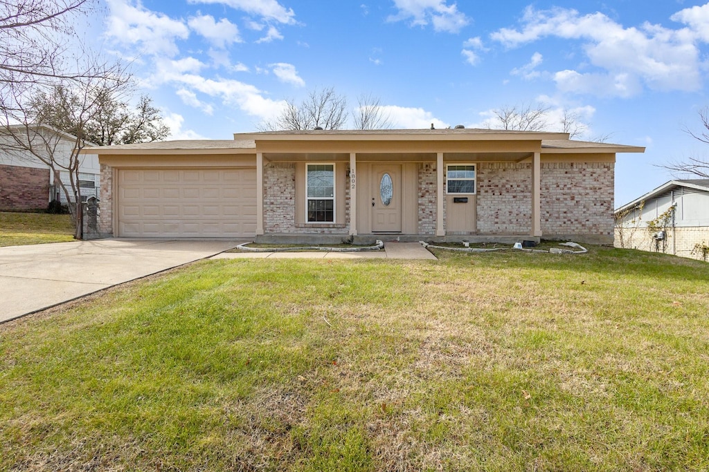 view of front of house featuring a garage and a front yard