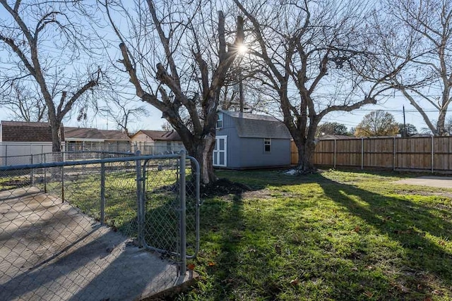 view of yard with an outdoor structure