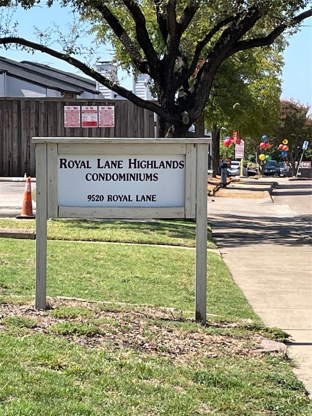 community / neighborhood sign with a yard