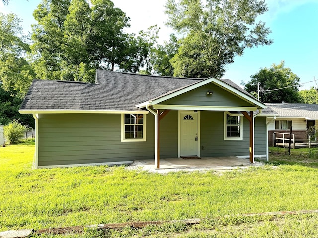 single story home with a front lawn