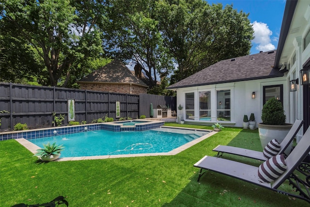 view of pool featuring a lawn and an in ground hot tub