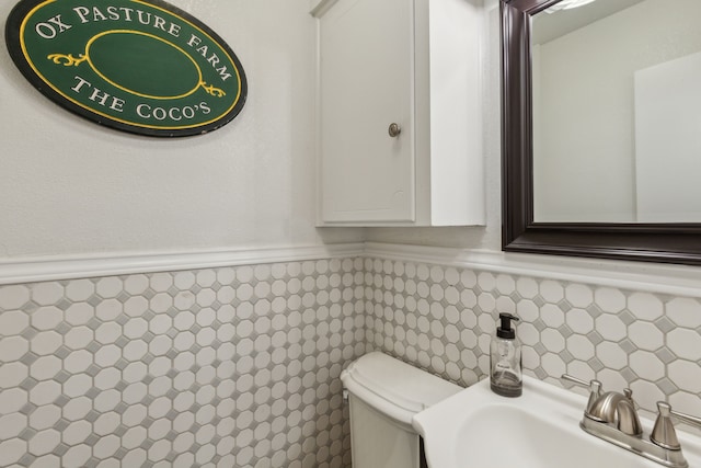 bathroom featuring toilet and sink