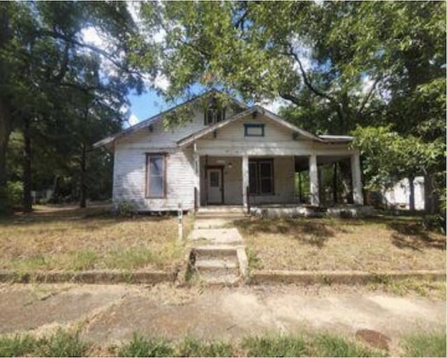726 W Sherman St, Paris, TX 75460 - bungalow-style house with a porch