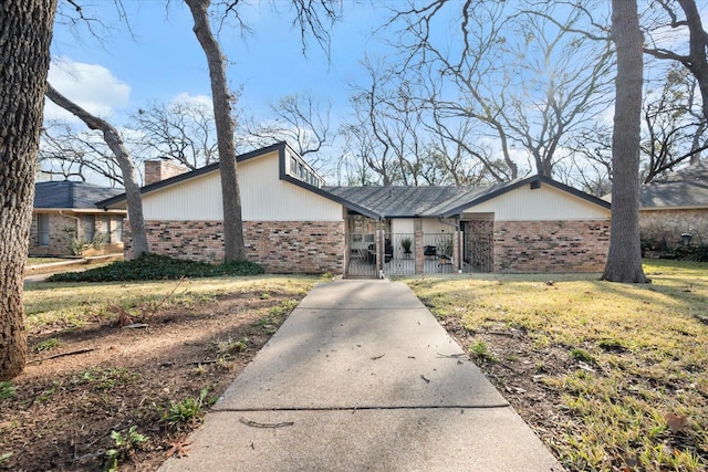 single story home with a front lawn