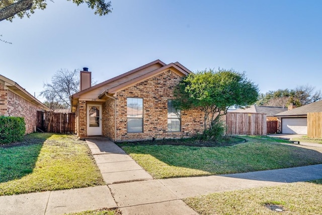 view of front of property featuring a front lawn