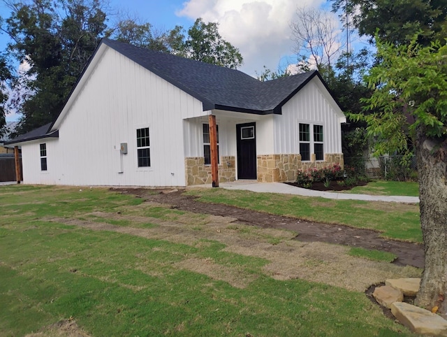 modern inspired farmhouse with a front yard